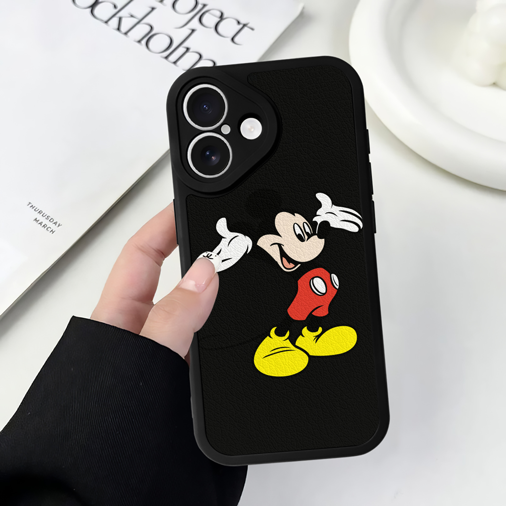 （画像用） ミッキーマウス Mickey Mouse 【iPhone 16シリーズ対応】シリコンスマホケース（レザー調） 材質：シリコン